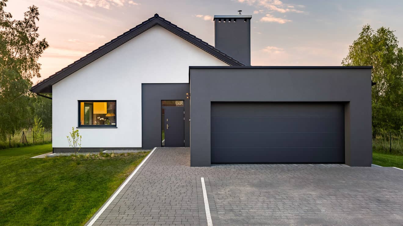 Modernes Haus mit Zufahrt zur Garage