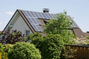 Haus mit Satteldach und Solaranlage