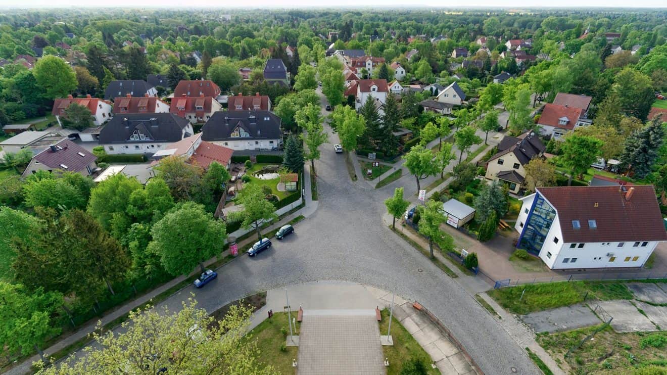 Blick vom Rathausturm hinab auf die Gemeinde Neuenhagen