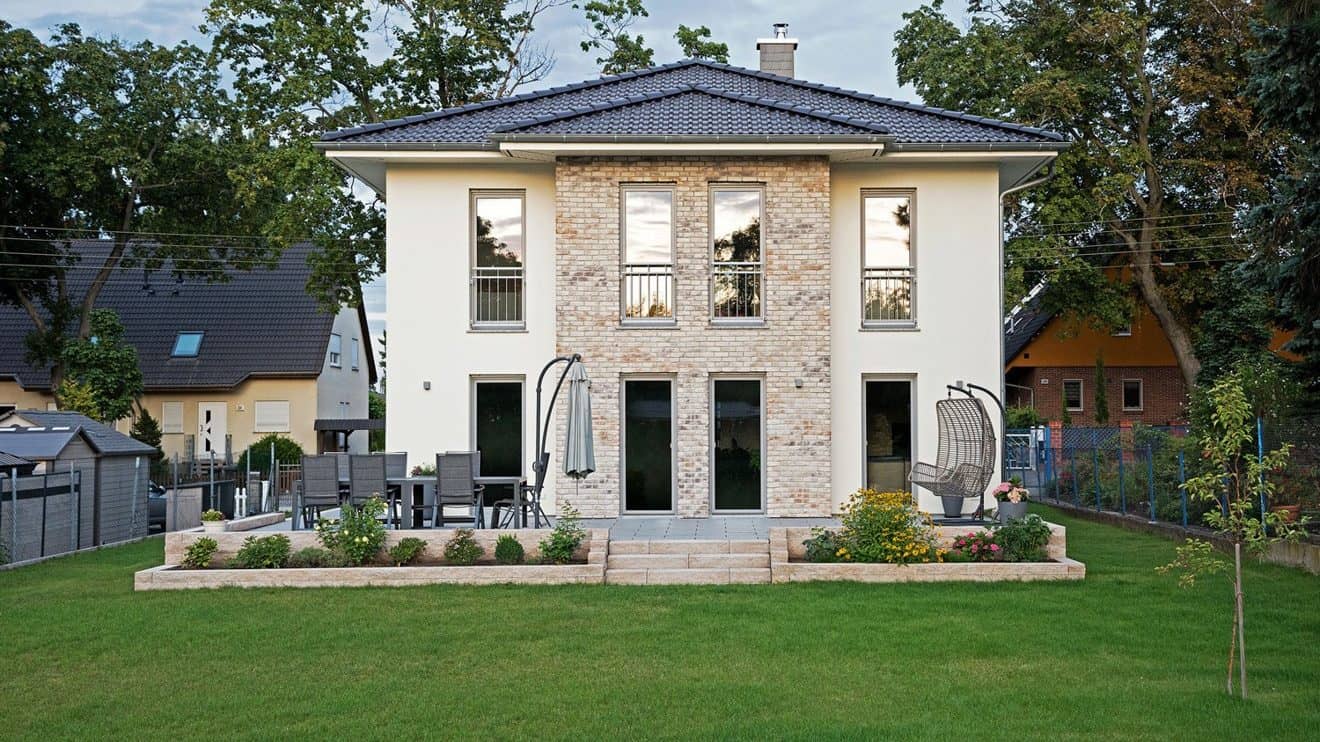 Die Villa Lugana wurde vom Bauträger in Massivbauweise mit 17,5 Zentimeter dickem Porenbeton gebaut. Die Erker auf der Vorder- und Rückseite des Hauses wurden mit Klinkerriehmchen veredelt. Foto: © Roth-Massivhaus / Gerhard Zwickert
