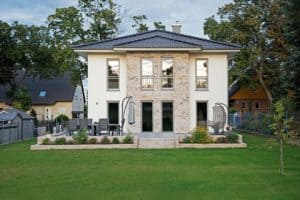 Die Villa Lugana wurde vom Bauträger in Massivbauweise mit 17,5 Zentimeter dickem Porenbeton gebaut. Die Erker auf der Vorder- und Rückseite des Hauses wurden mit Klinkerriehmchen veredelt. Foto: © Roth-Massivhaus / Gerhard Zwickert