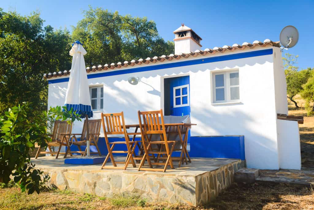 Traditionelles Haus in Portugal im mediterranen Baustil