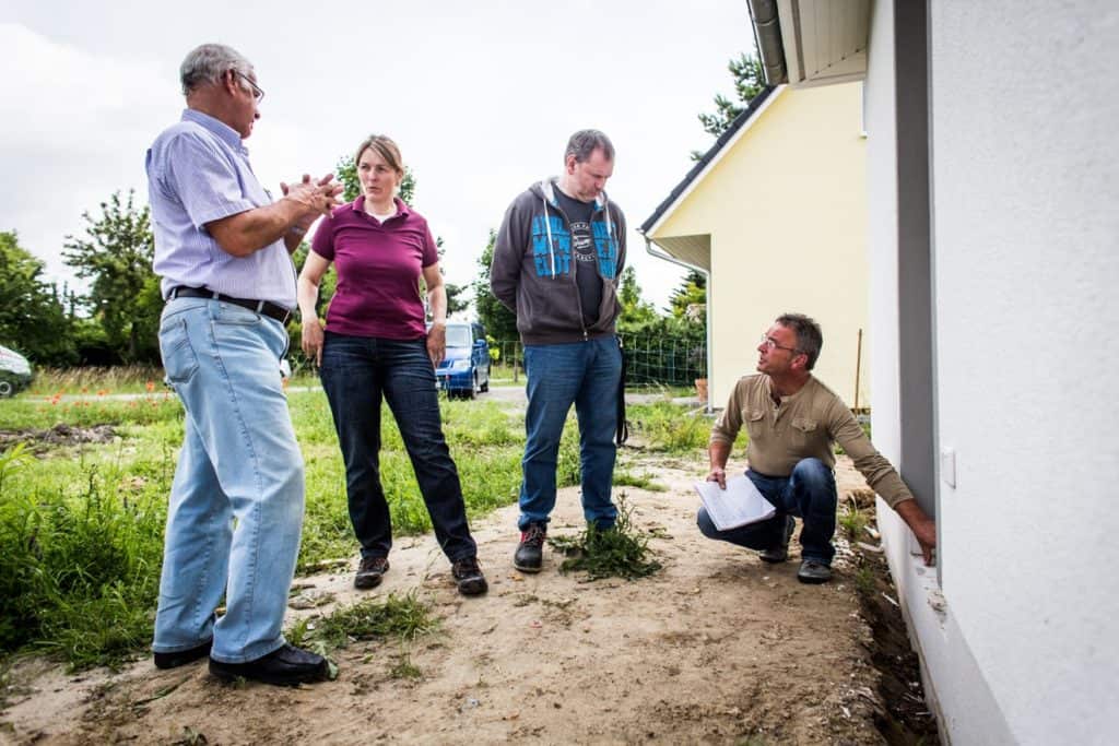 Die vorläufige Abnahme fand unter Teilnahme des Bauleiters (rechts) und von Bauherrenberater Dipl.-Ing. Reiner Uelze (links) statt, der seine Kollegin Carola Giertz vertrat. Vorläufig deshalb, weil der Abwasseranschluss noch geprüft werden muss. Foto: BSB e.V.