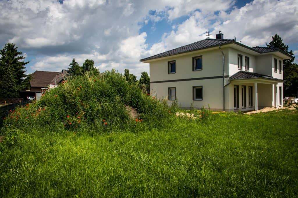 Bevor die Gartengestaltung beginnen kann, müssen diverse Hinterlassenschaften von der Baufirma beseitigt werden. Foto: BSB e.V.
