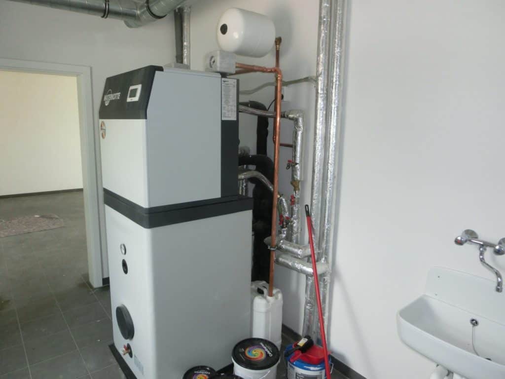 Die Heizungsanlage und Rohrleitung wurden fachmännisch ohne Beanstandungen installiert. Selbst der Potenzialausgleich ist gut sichtbar angebracht, was nicht selbstverständlich ist. Foto: BSB e.V.