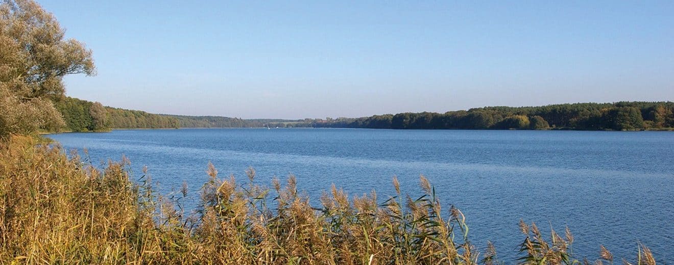 Der Rudower See bei Lenzen/Elbe in der Prignitz. Blick vom nordwestlichen Ufer nahe Lenzen in Längsrichtung über den See nach Ostnordosten