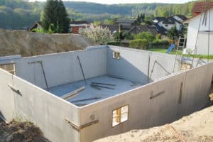 Bau eines Fertigkellers mit Fertigteilen aus Beton