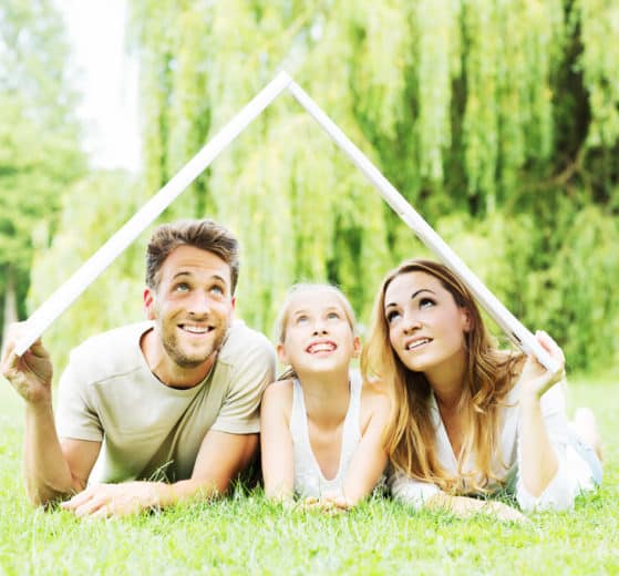 Familie im Grünen träumt vom Haus