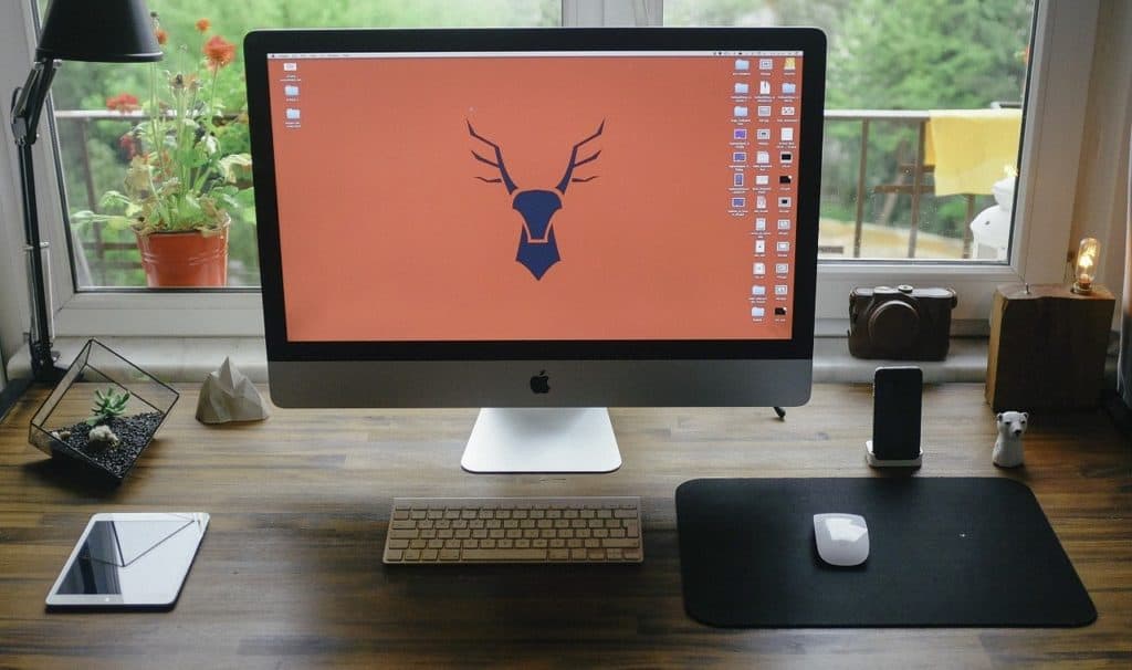 ordentlicher Schreibtisch im Homeoffice