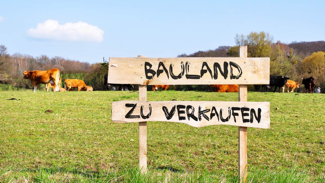 Schild mit Aufschrift "Bauland zu verkaufen"