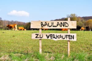 Schild mit Aufschrift "Bauland zu verkaufen"