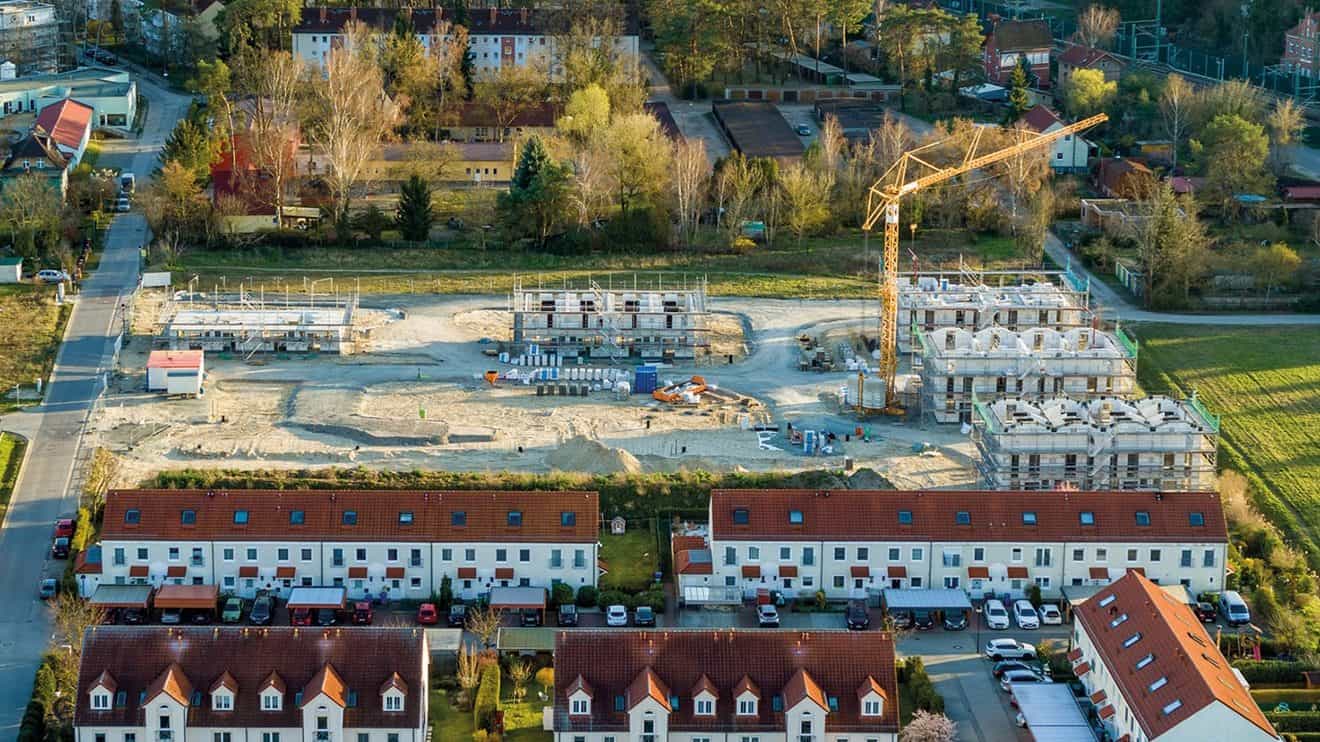 Viel Grün, viel Platz: Das neue Quartier fügt sich harmonisch in die lockere Umgebungsbebauung ein. © HELMA Wohnungsbau GmbH