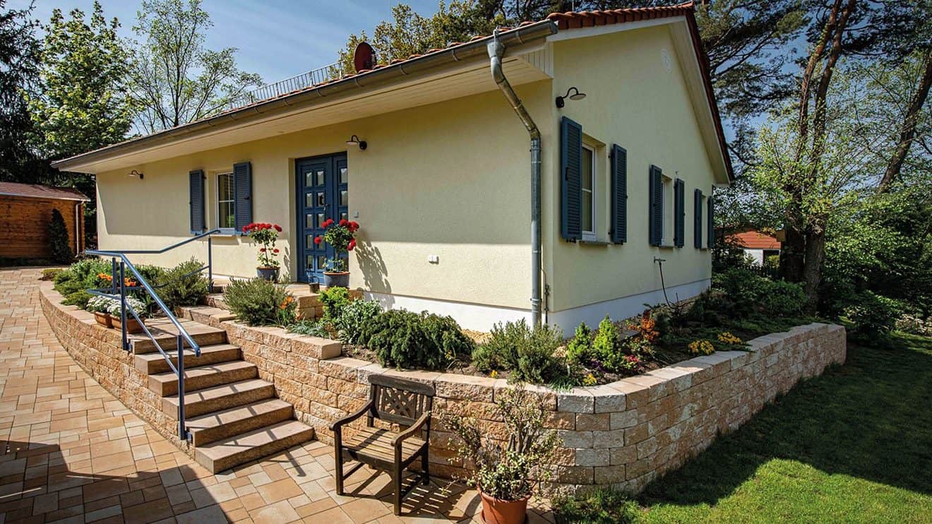 Modern und individuell: Dieser Bungalow Usedom macht Lust auf Urlaub. Zudem ist er auch außen konsequent barrierefrei dank der ums Haus und zur Straße führenden Rampe. © Roth-Massivhaus / Claudius Pflug