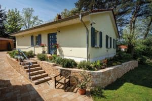 Modern und individuell: Dieser Bungalow Usedom macht Lust auf Urlaub. Zudem ist er auch außen konsequent barrierefrei dank der ums Haus und zur Straße führenden Rampe. © Roth-Massivhaus / Claudius Pflug