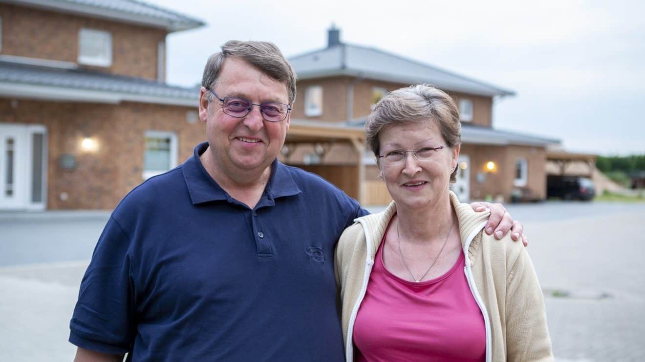 Hans-Heinrich Brandt und seine Frau haben sich gemeinsam mit Roth-Massivhaus ihren Traum vom Wohnen erfüllt. Foto: Roth-Massivhaus / Christoph Große