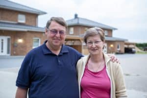 Hans-Heinrich Brandt und seine Frau haben sich gemeinsam mit Roth-Massivhaus ihren Traum vom Wohnen erfüllt. Foto: Roth-Massivhaus / Christoph Große