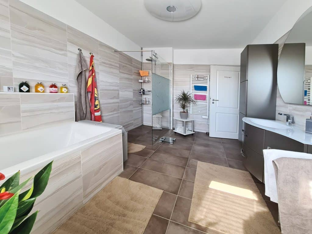 Badezimmer mit Dusche und Wanne