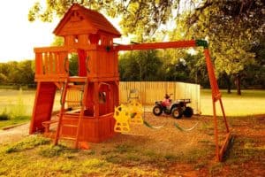 Kinderspielturm im Garten