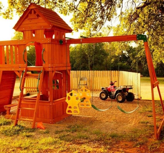 Kinderspielturm im Garten