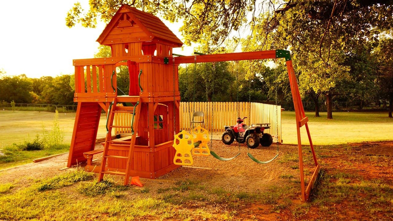 Kinderspielturm im Garten