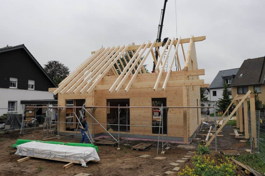 Baufortschritt: Gerüstbauer beginnen © uwe weiser / FULLWOOD