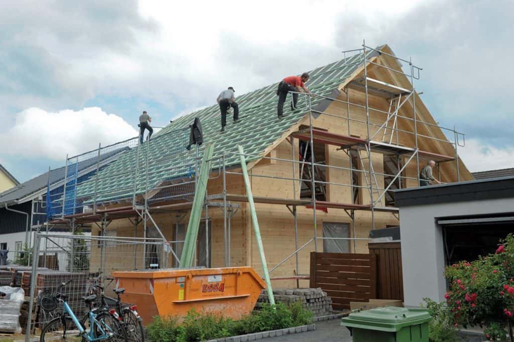 Dachdecker beginnen ihre Arbeit © uwe weiser / FULLWOOD