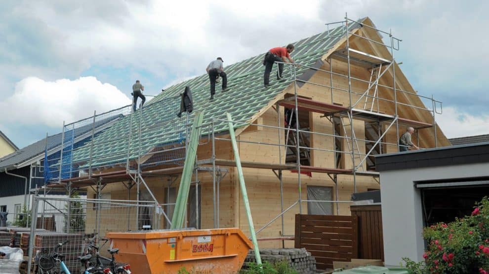 Dachdecker beginnen ihre Arbeit © uwe weiser / FULLWOOD