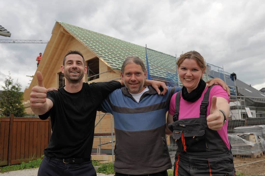 Bauherr, Richtmeister und Bauherrin sind fertig und zufrieden mit dem Aufbau © uwe weiser / FULLWOOD