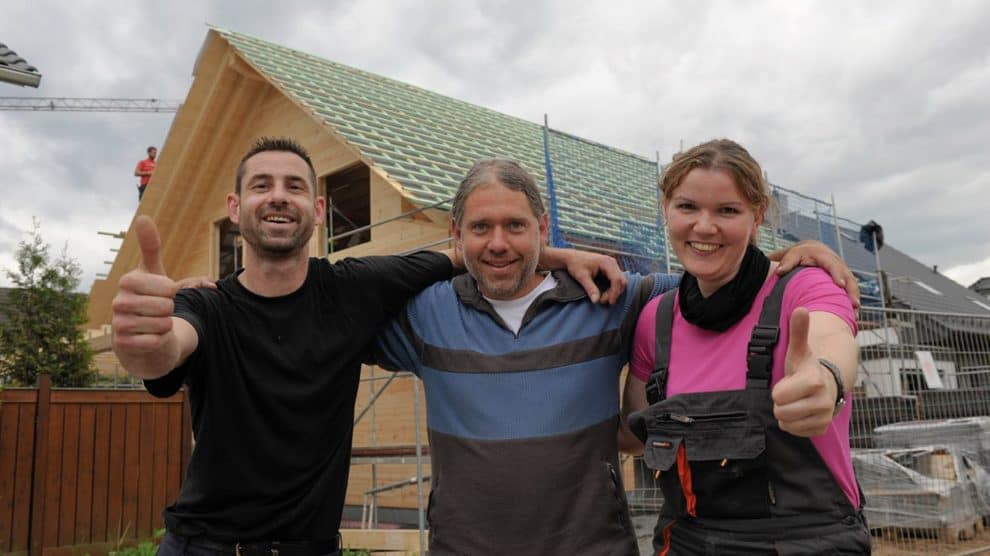 Bauherr, Richtmeister und Bauherrin sind fertig und zufrieden mit dem Aufbau © uwe weiser / FULLWOOD