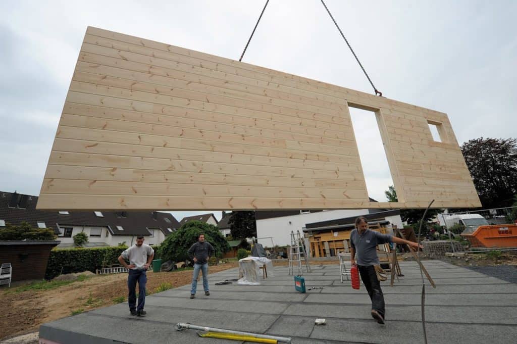 Die erste Wand schwebt herbei © uwe weiser / FULLWOOD