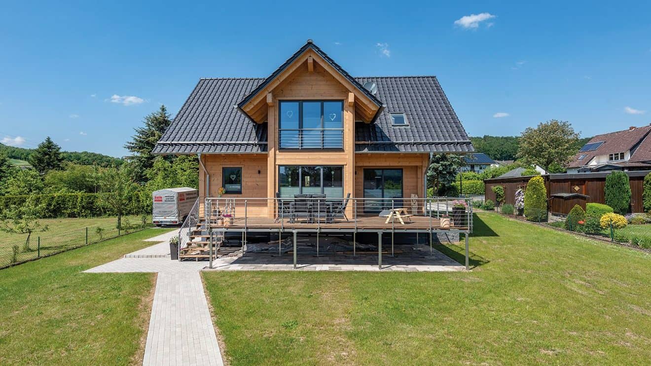 Holzhaustraum aus hellem Naturholz und Glas
