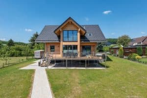Holzhaustraum aus hellem Naturholz und Glas