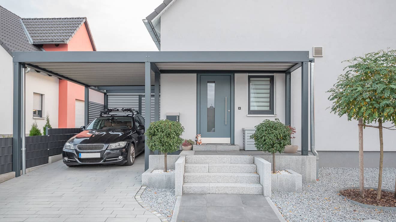 Ein Haus mit einer modernen Haustür