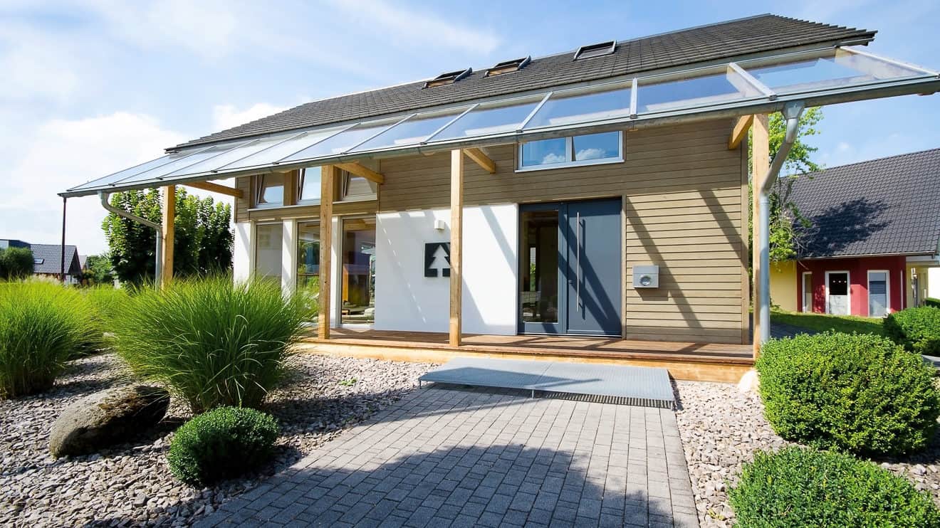 Haus im Grünen mit Terrasse und Terrassendach