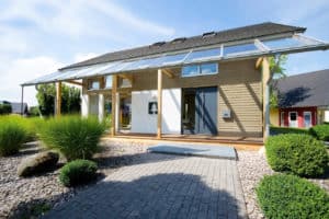 Haus im Grünen mit Terrasse und Terrassendach