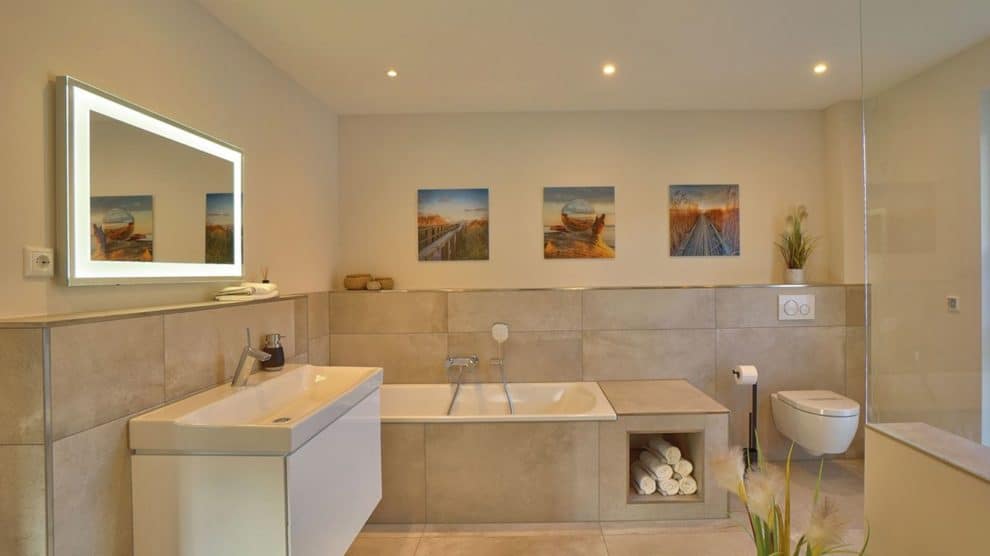Das moderne Bad im Obergeschoss lässt keine Wünsche offen: Doppelwaschbecken, WC, Badewanne und Dusche finden ausreichend Platz. © Helma Eigenheimbau AG / Emiliyan Frenchev
