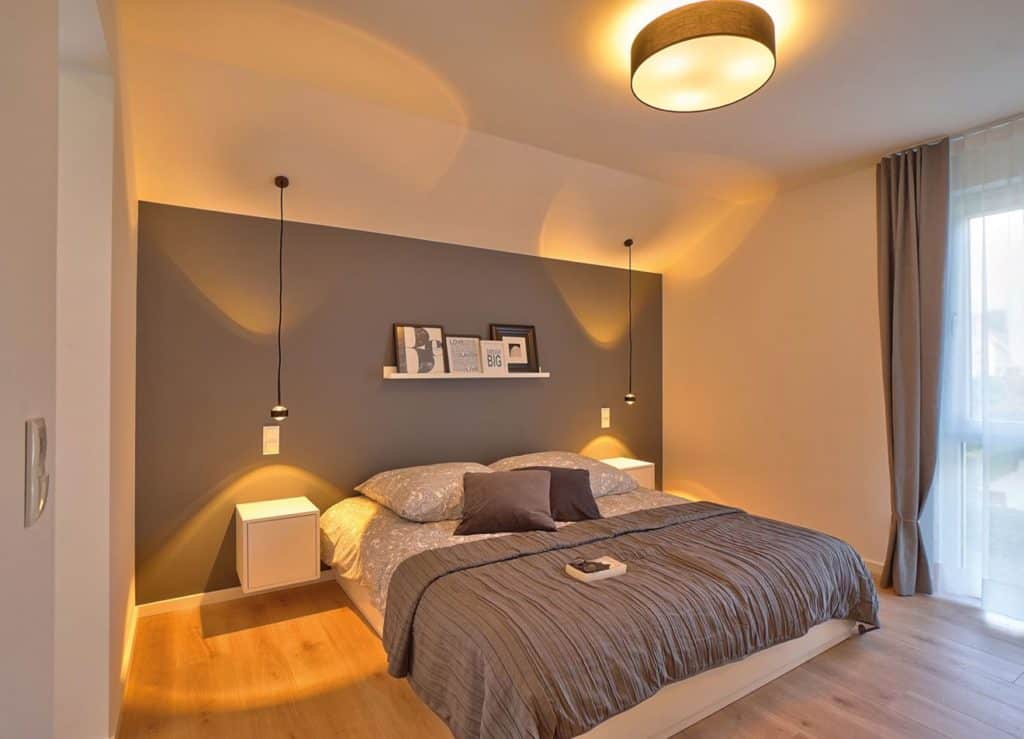 Das Elternschlafzimmer mit separater Ankleide grenzt direkt an das großzügige Badezimmer. © Helma Eigenheimbau AG / Emiliyan Frenchev