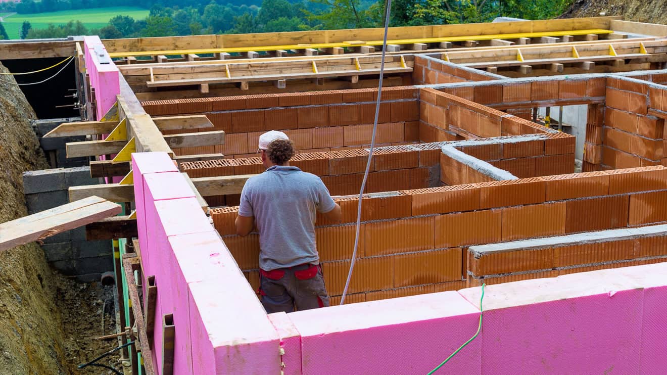 Baustelle eines Einfamilienhauses mit Keller