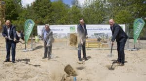 Feierlicher erster Spatenstich für neun Mehrfamilienhäuser, die sogenannten NordVillen: Frank Bewig, Spandauer Bezirksstadtrat für Bauen, Planen und Gesundheit, Projektentwickler Frank Nowak, Ober- bauleiter Michael Schumacher und Verkaufsleiter Mayk Hajek (v. l. n. r.) legten gemeinsam Hand an. © HELMA Wohnungsbau GmbH / Holger Groß