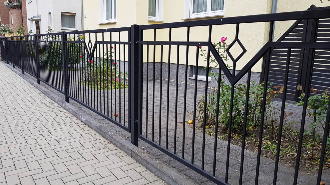 Metallzaun für den Garten in schwarz