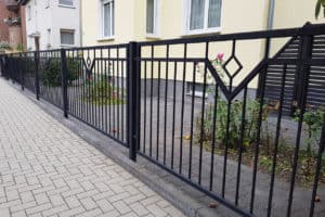 Metallzaun für den Garten in schwarz