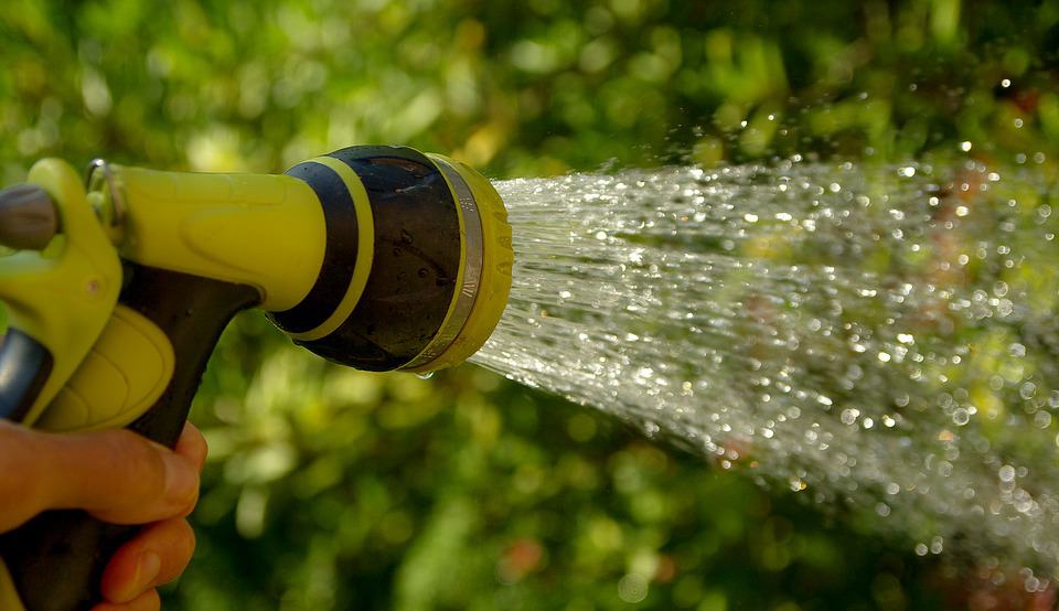 Gartenbewässerung mit Gartenbrause