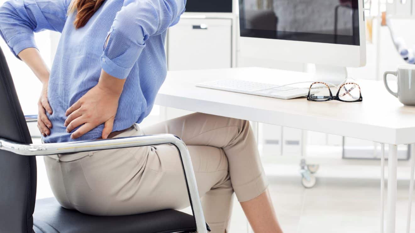 Rückenschmerzen aufgrund fehlende Ergonomie am Arbeitsplatz