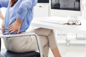 Rückenschmerzen aufgrund fehlende Ergonomie am Arbeitsplatz