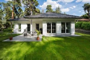 Raus an die frische Luft! Gut geschützt vor neugierigen Blicken und zu viel Wetter entspannt es sich auf der teilweise überdachten Terrasse im Winkel des Bungalows.