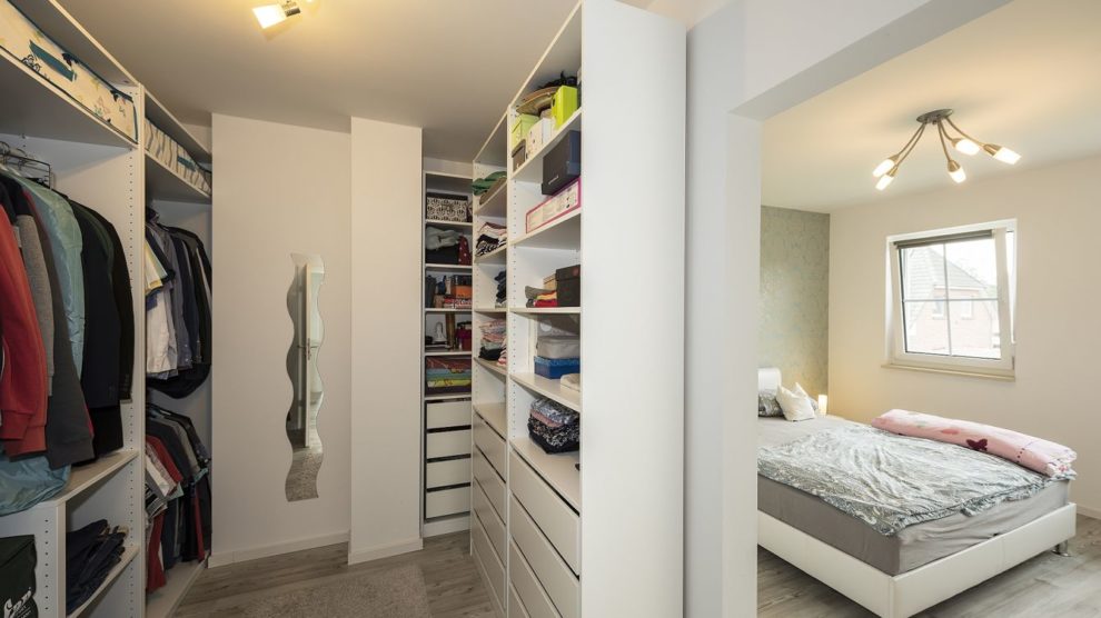 Der begehbare Kleiderschrank plus Trennwand zum Schlafzimmer. Für das junge Paar die richtige Entscheidung. Foto: Roth-Massivhaus / Gerhard Zwickert