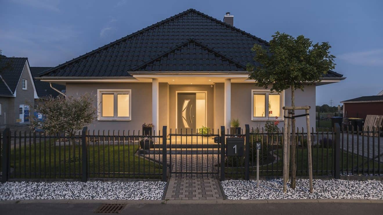 Das Haus in Oberkrämer ist der ganze Stolz des Baupaares Kempf. Der Bungalow mit Walmdach ist auch im Hinblick auf die Barrierefreiheit für ein Wohnen im Alter gewählt worden. Foto: Roth-Massivhaus / Gerhard Zwickert