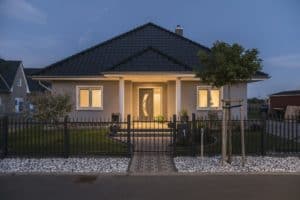 Das Haus in Oberkrämer ist der ganze Stolz des Baupaares Kempf. Der Bungalow mit Walmdach ist auch im Hinblick auf die Barrierefreiheit für ein Wohnen im Alter gewählt worden. Foto: Roth-Massivhaus / Gerhard Zwickert