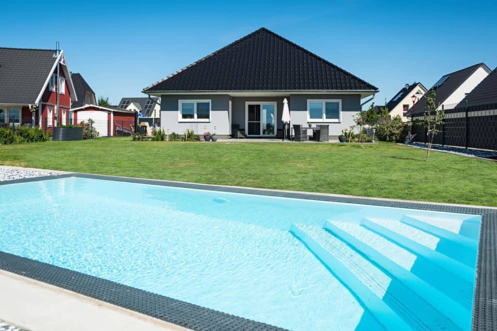 Auch ein Swimmingpool im Garten darf nicht fehlen. Die Kempfs haben sich hier ihren persönlichen Urlaubsort geschaffen. Foto: Roth-Massivhaus / Gerhard Zwickert