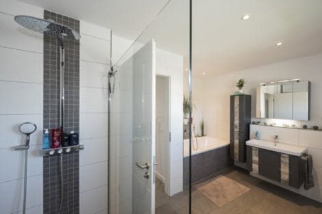 Das Bad bietet neben einer Wanne auch eine bodengleiche Dusche. Die Ausstattung von Villeroy & Boch lässt keine Wünsche offen. Foto: Roth-Massivhaus / Gerhard Zwickert